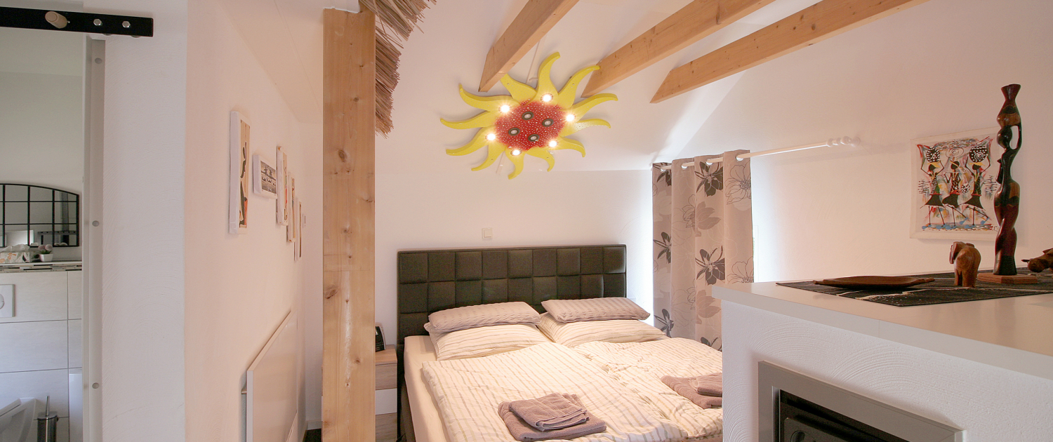 Wohnbereich mit Schlafzimmer Wohnbereich mit Schlafzimmer des Ferienhauses Patsada-Cottage in Wiehl bei Gummersbach