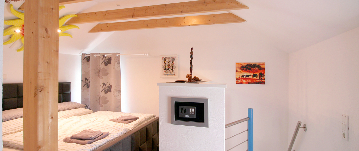 Wohnbereich mit Schlafzimmer Wohnbereich mit Schlafzimmer des Ferienhauses Patsada-Cottage in Wiehl bei Gummersbach