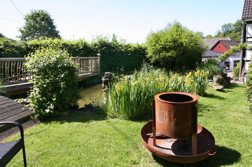 Ferienhaus-Gartenansicht mit Teich und Feuerschale in Wiehl-Bomig bei Gummersbach in NRW Ferienhaus-Gartenansicht mit Teich und Feuerschale in Wiehl-Bomig bei Gummersbach in NRW