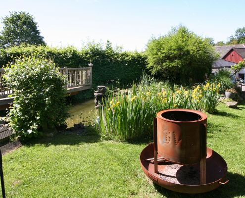 Ferienhaus-Gartenansicht mit Teich und Feuerschale in Wiehl-Bomig bei Gummersbach in NRW Ferienhaus-Gartenansicht mit Teich und Feuerschale in Wiehl-Bomig bei Gummersbach in NRW