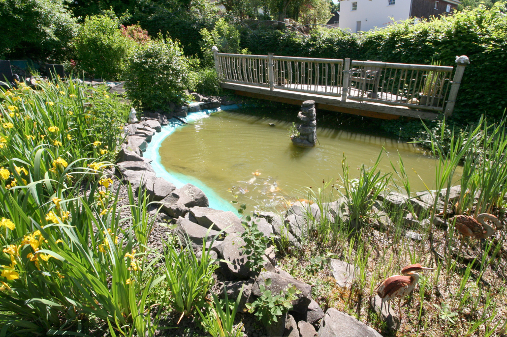 Ferienhaus-Gartenansicht mit Teich in Wiehl-Bomig bei Gummersbach in NRW Ferienhaus-Gartenansicht mit Teich in Wiehl-Bomig bei Gummersbach in NRW