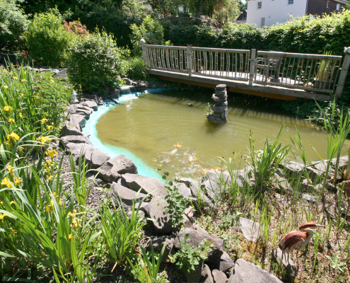 Ferienhaus-Gartenansicht mit Teich in Wiehl-Bomig bei Gummersbach in NRW Ferienhaus-Gartenansicht mit Teich in Wiehl-Bomig bei Gummersbach in NRW