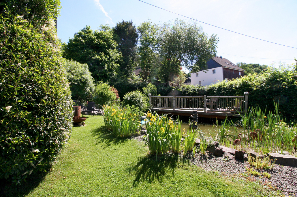 Ferienhaus-Gartenansicht mit Teich in Wiehl-Bomig bei Gummersbach in NRW Ferienhaus-Gartenansicht mit Teich in Wiehl-Bomig bei Gummersbach in NRW