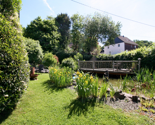 Ferienhaus-Gartenansicht mit Teich in Wiehl-Bomig bei Gummersbach in NRW Ferienhaus-Gartenansicht mit Teich in Wiehl-Bomig bei Gummersbach in NRW